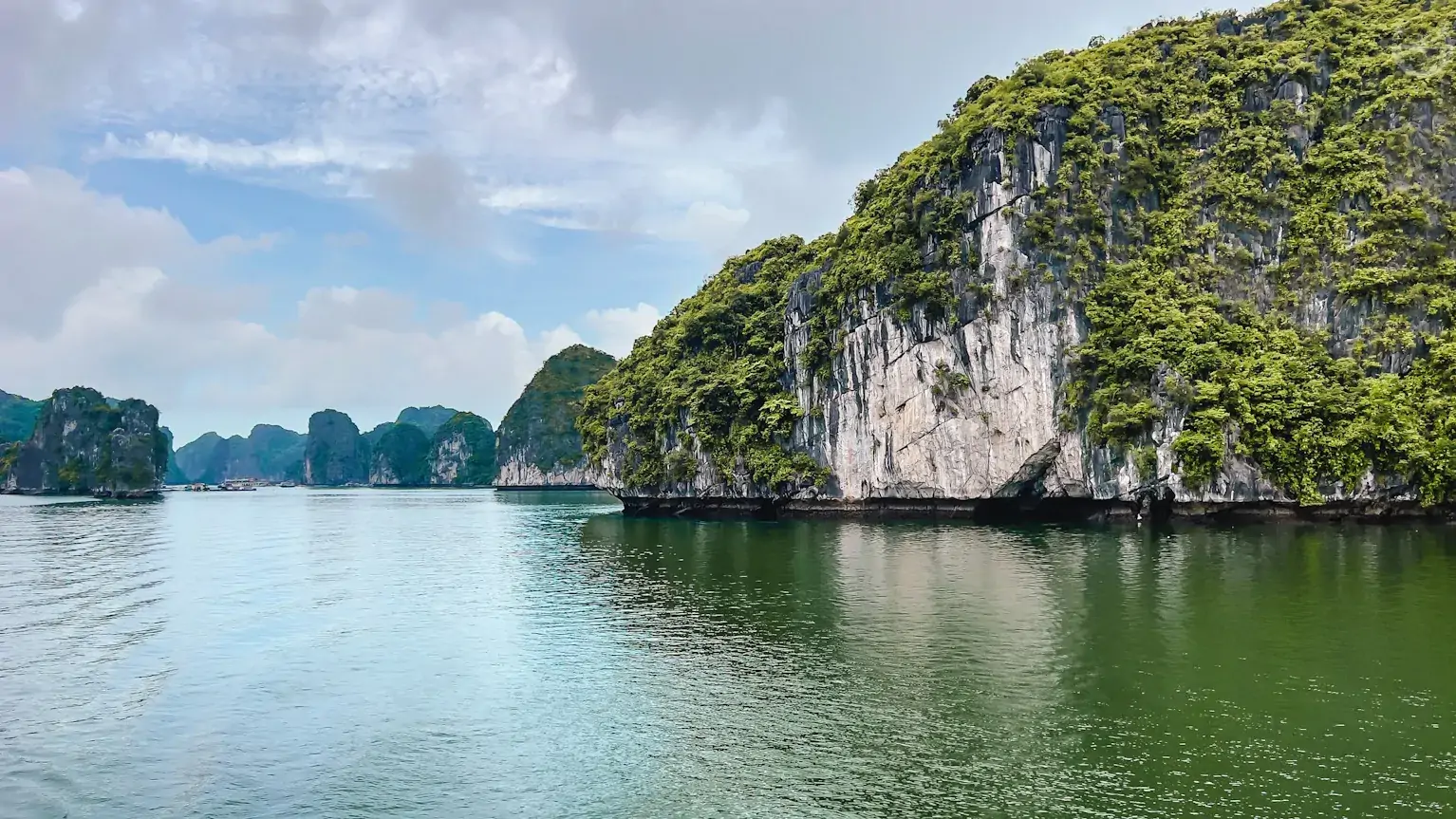 Theater Cruise Halong Bay